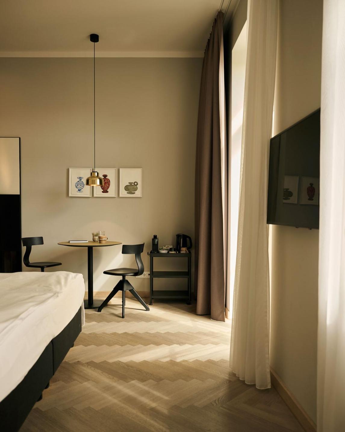 Melter & - A Neighborhood 4*